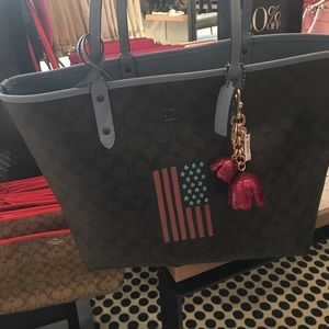 Coach Tote Reversible with inside bag and keychain